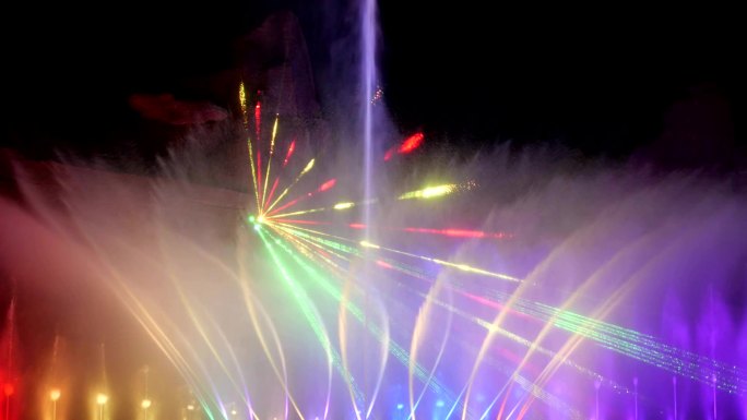 夜晚的彩色喷泉