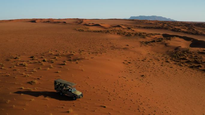 沙漠探险的旅行车航拍新疆沙漠公路汽车越野