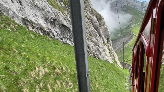 轨道车正在前往阿尔卑斯塔德的山顶