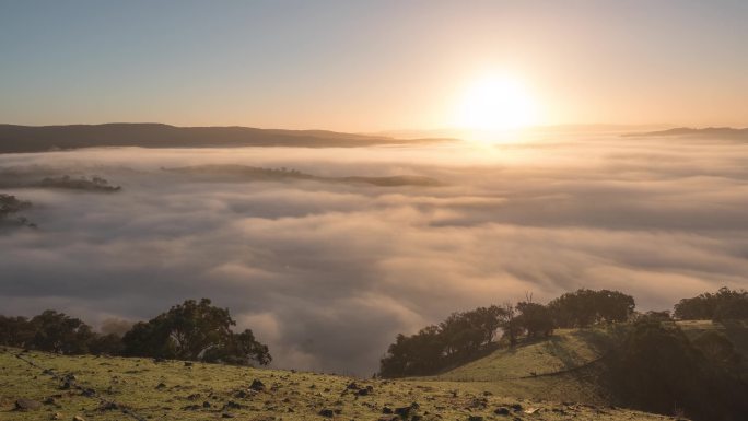 清晨如画的日出，云雾在山谷中的时间流逝