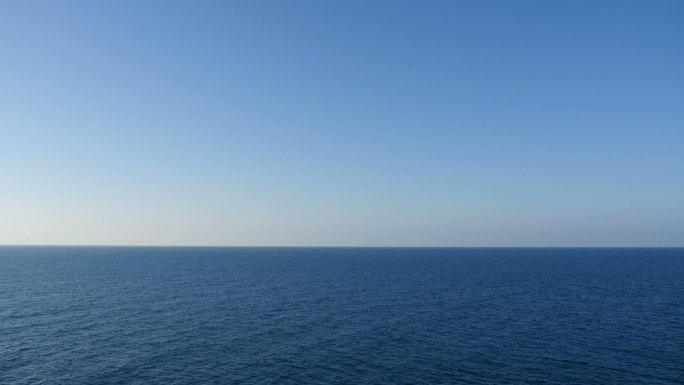 大海和天空平静海面水面