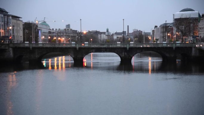 爱尔兰都柏林黎明时分的利菲河