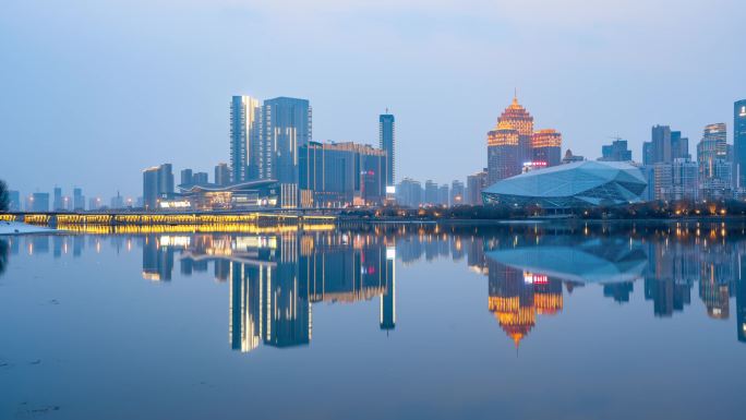 镜面城市倒影沈阳浑河岸日转夜景延时