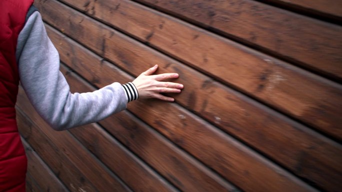 女性用手触摸木墙旅游景点纪录片历史古代宝