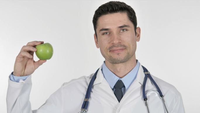 医生展示绿苹果，健康护理
