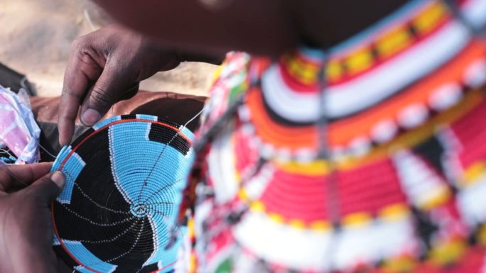 女士穿珠子非洲黑人手工做活实拍视频