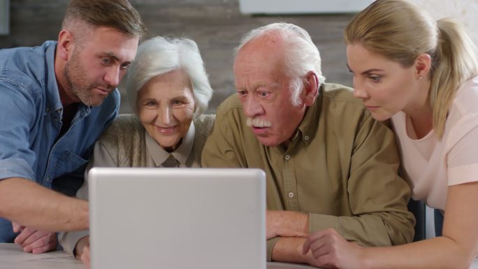掌握电脑的老年人养老老人一家人