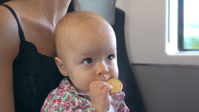 吃饼干的婴儿火车高铁动车