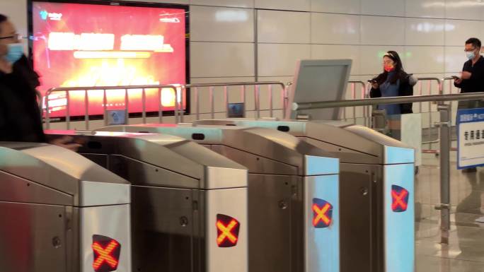 乘客通过地铁安检系统刷二维码乘坐地铁
