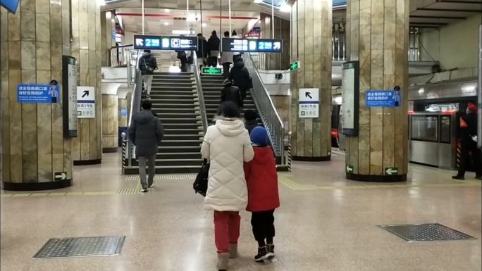 地铁到站客人下车走上梯级石阶出口