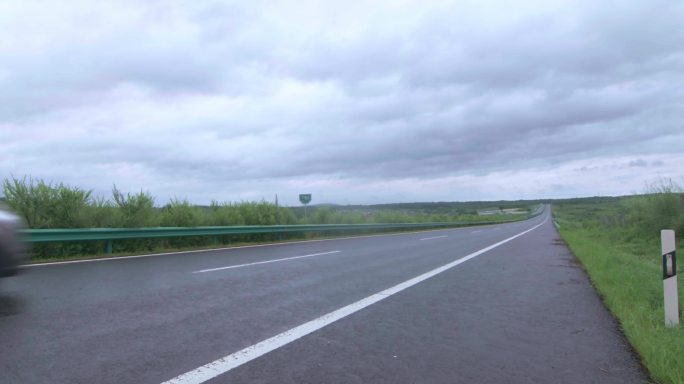 下雨天高速公路车辆超速行驶