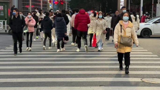 新冠疫情戴口罩的人群过斑马线升格慢镜头