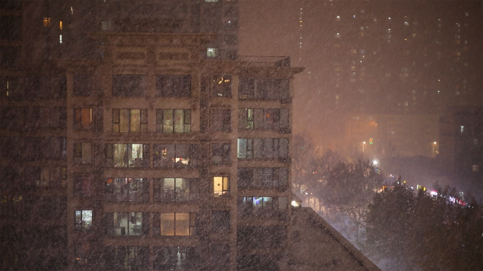 城市夜晚下暴雪空镜