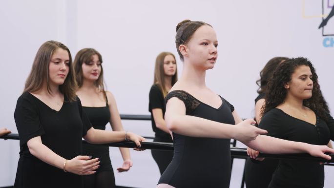 女学员在训练室排练芭蕾舞