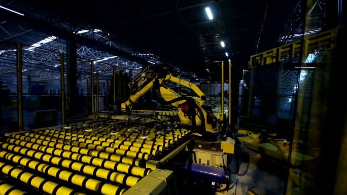巨大的机器机器人将大玻璃板移动到库存中