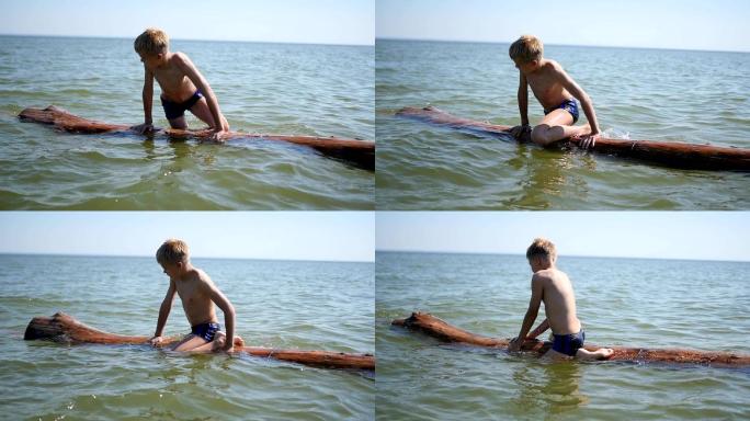 一个快乐的孩子在海里游泳