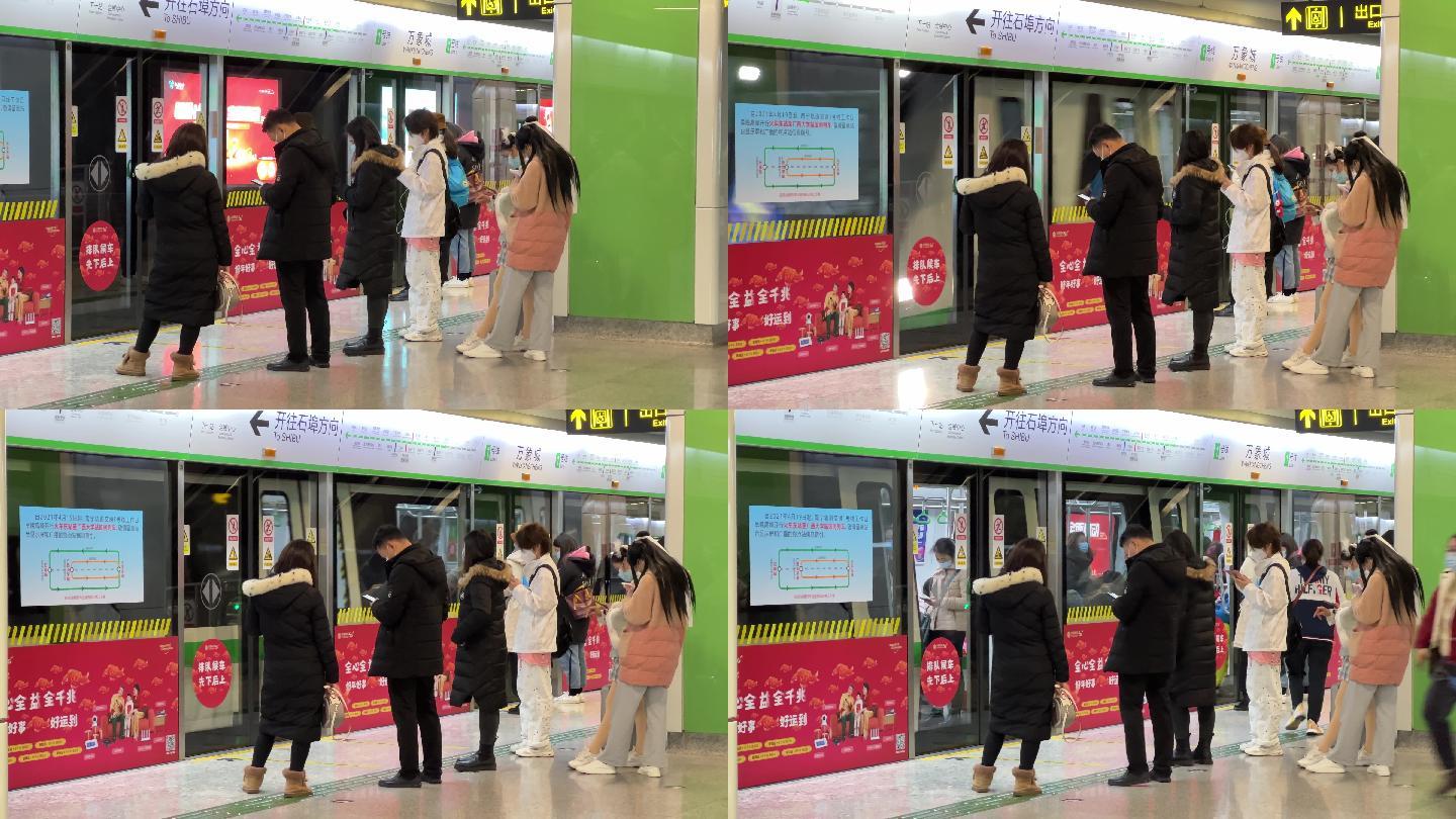 玩手机乘客排队等地铁进站乘客上车4k原创