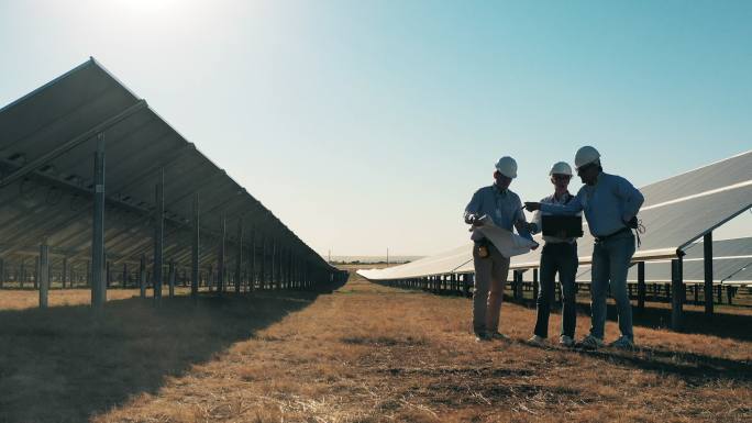 三位工程师谈话太阳能发电站光板电力新能源