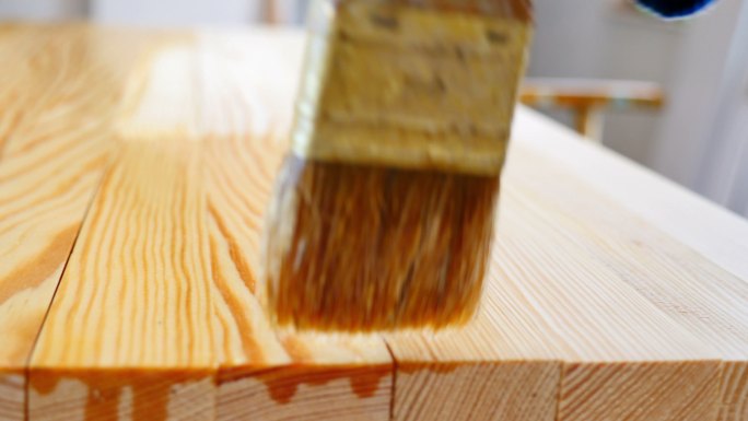 在木板上涂抹木材保护液