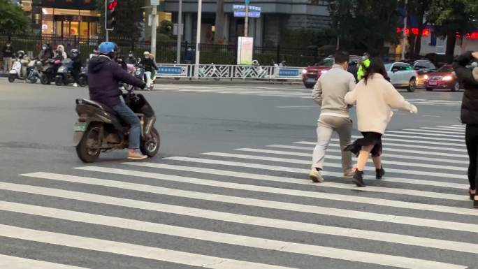 4k绿灯行人从斑马线过马路