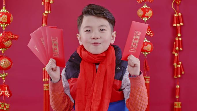 春节期间亚洲男孩手拿红包拜年4K高清视频