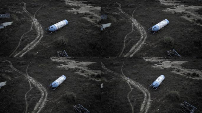 倒塌的水塔破败艺术残骸废弃荒芜空旷