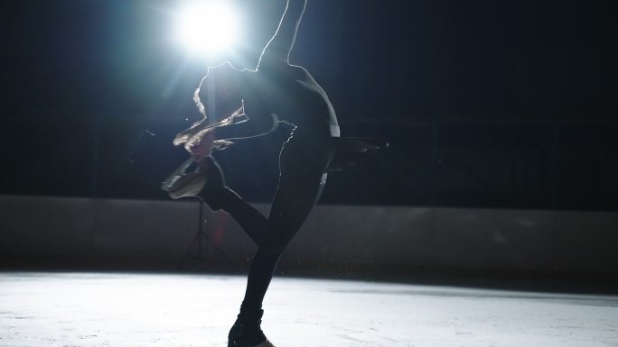 花样滑冰运动员的慢镜头