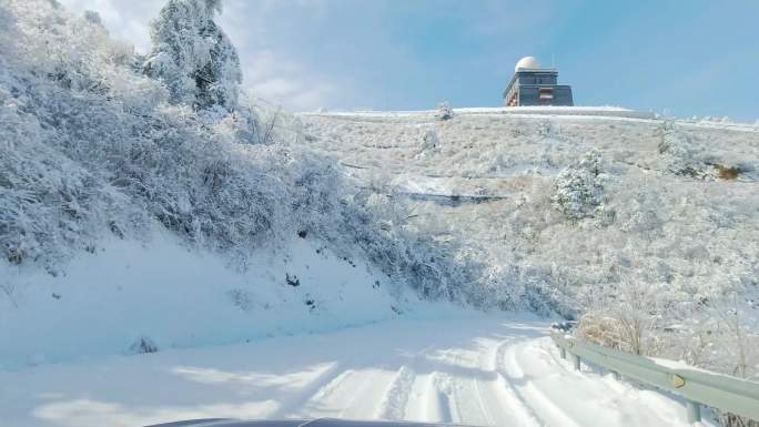 公路积雪汽车行驶