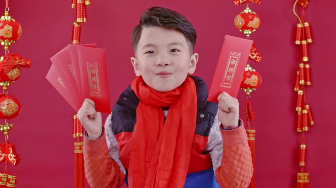 新春佳节手拿红包给大家拜年的小男孩