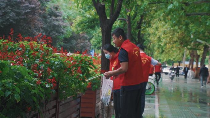红马甲志愿者清理垃圾