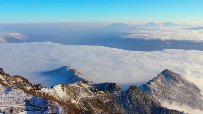 航拍牛背山山顶云雾云海公路