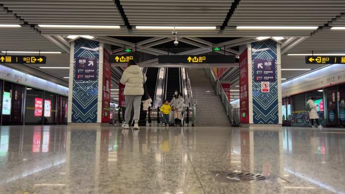 4k广角长镜头拍摄地铁站里进进出出的乘客