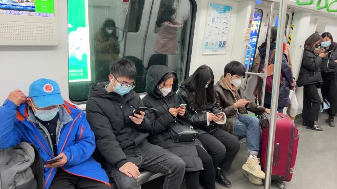 列车上戴口罩的手机低头族