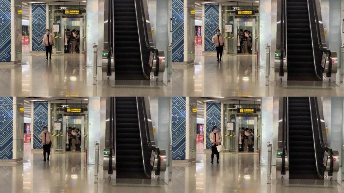 地铁站 手扶电梯无障碍电梯 出站的乘客
