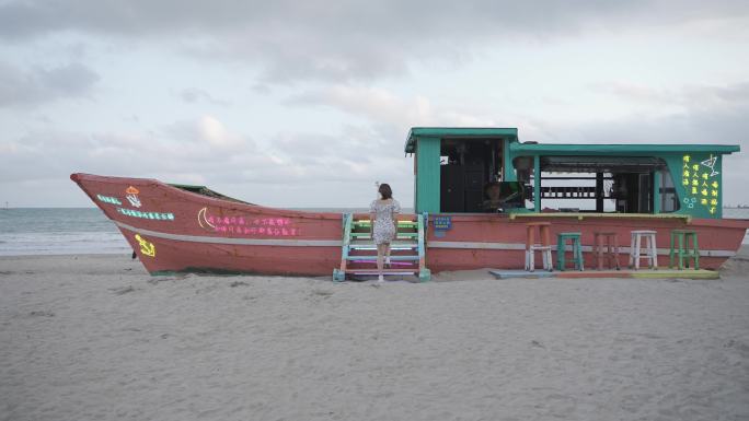 女孩走向大海看海微笑海边情绪短片旅拍背影