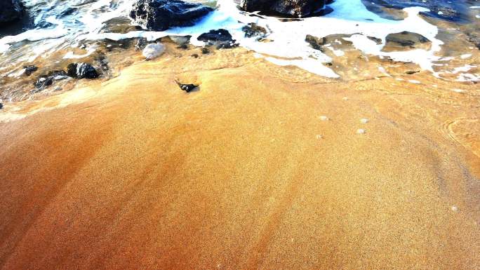 轻柔的波浪拍打沙滩