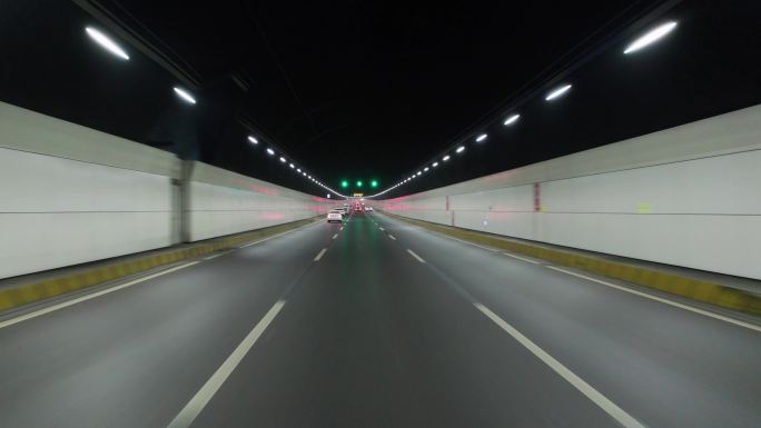 4K-隧道行驶的汽车