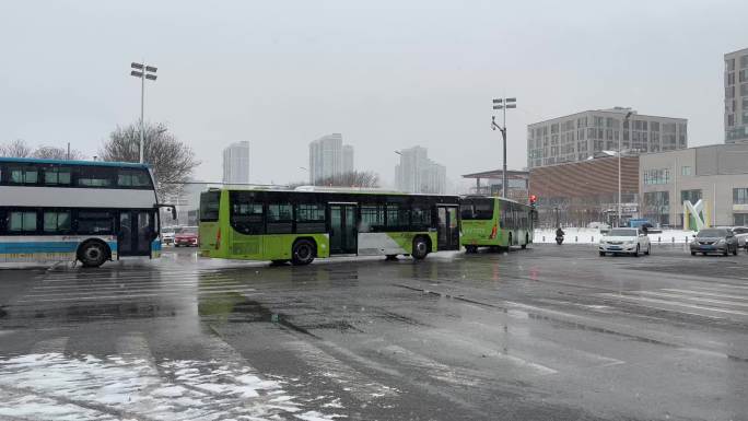 下雪天城市交通