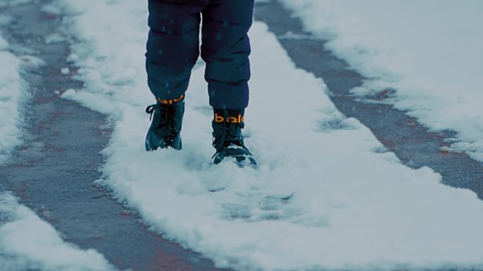 冬天小孩雪中漫步堆雪人