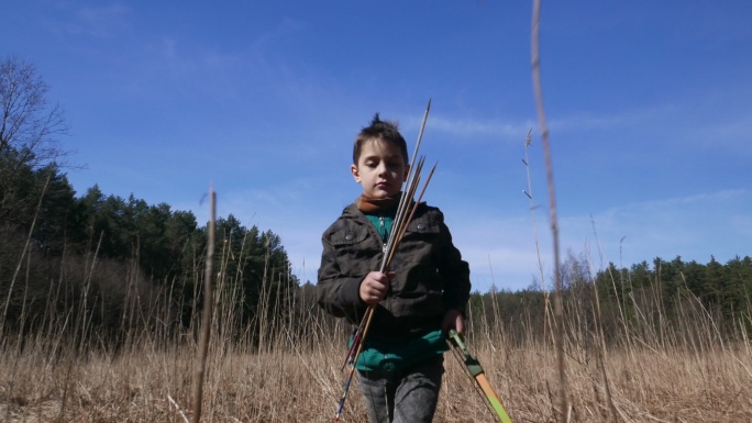 年轻的小猎人带着弓箭参加第一次狩猎。