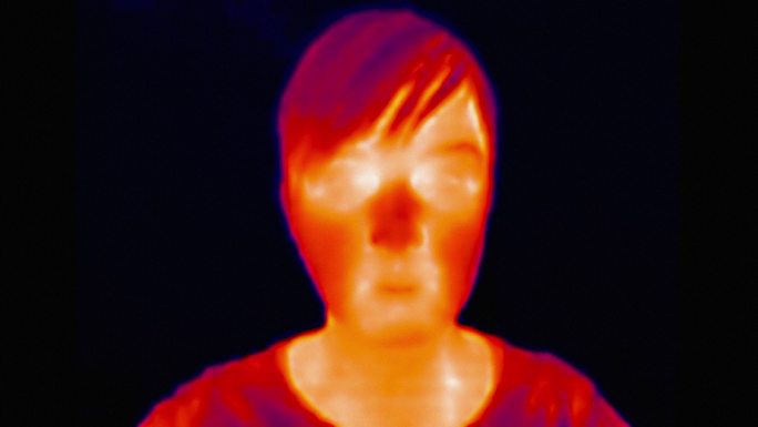 女性面部的热成像视图