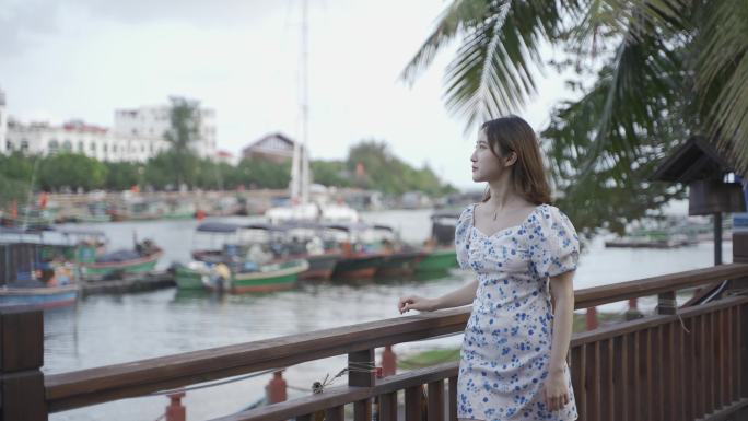 女孩桥上看海微笑海边情绪短片旅拍渔船