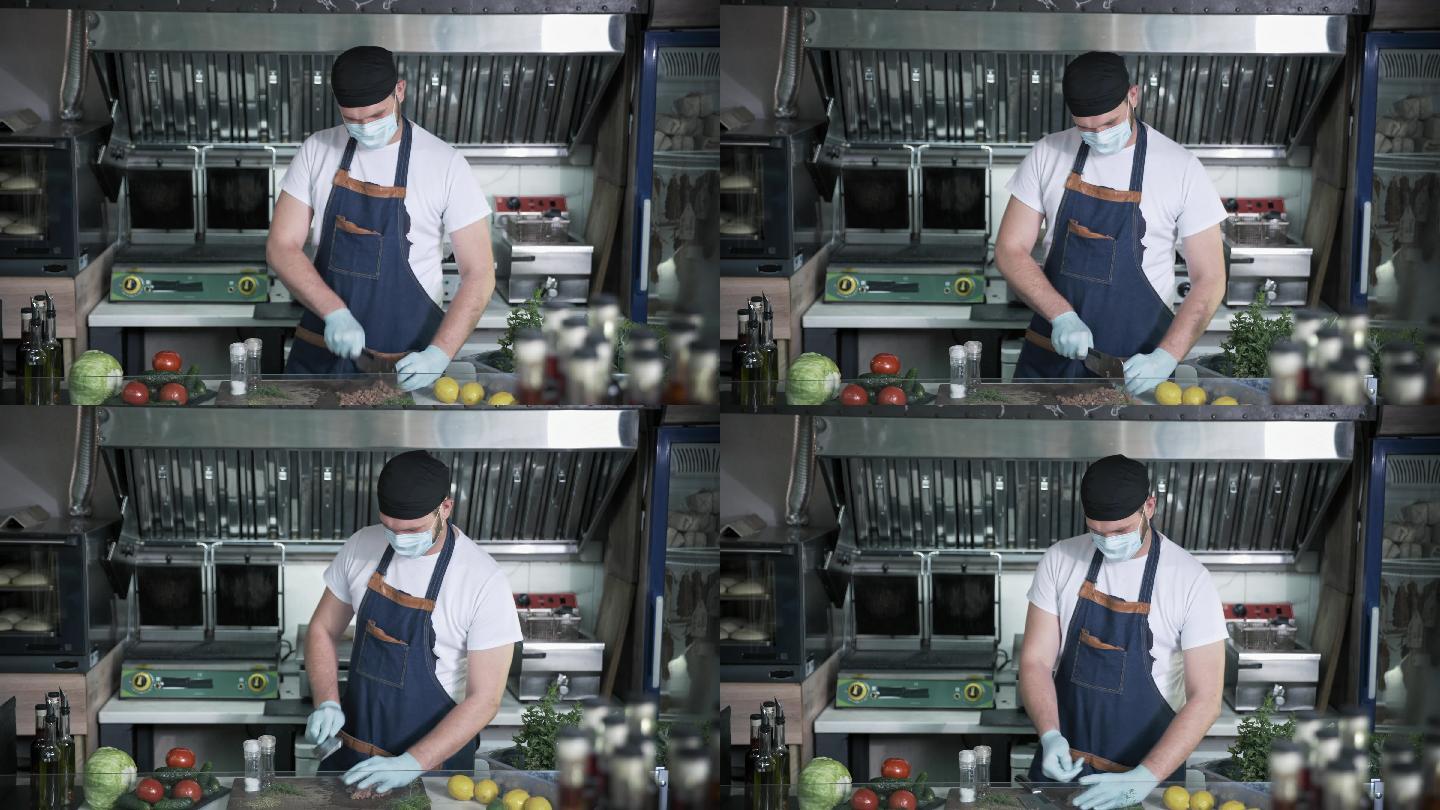 男厨师戴着口罩在餐厅工作