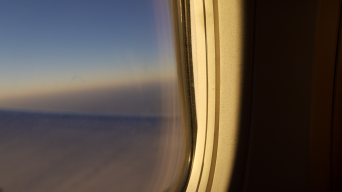 机场飞机起飞凌晨舷窗外天空风景