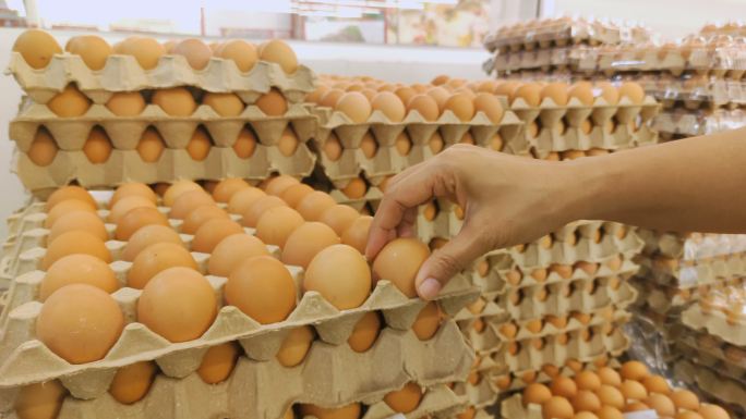 女人在超市买鸡蛋土鸡蛋菜市场农产品