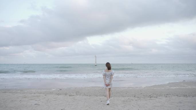 女孩奔向大海看海微笑海边情绪短片旅拍背影