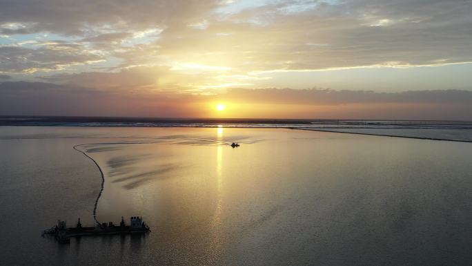 青海格尔木市察尔汗盐湖在夕阳下的航拍视频