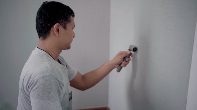 工人正在刷油漆加班刷墙材料