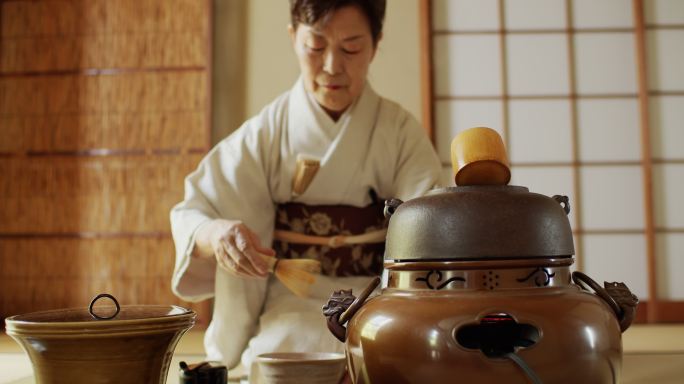 女人冲洗茶具日本茶道茶艺日本风俗民风日本