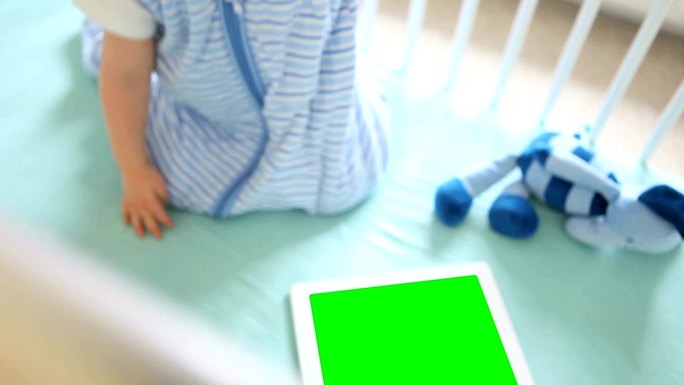 婴儿观看平板绿屏素材